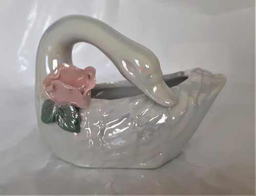 Cisne Con Flor En Porcelana Terminacion Perlada En Su Caja 