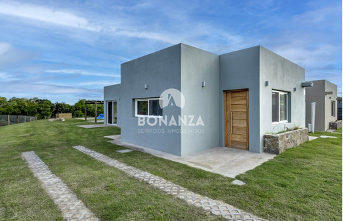 Casa A La Venta En Punta Colorada, Piriápolis. Piscina, Parrillero. 2 Dormitorios, 2 Baños.