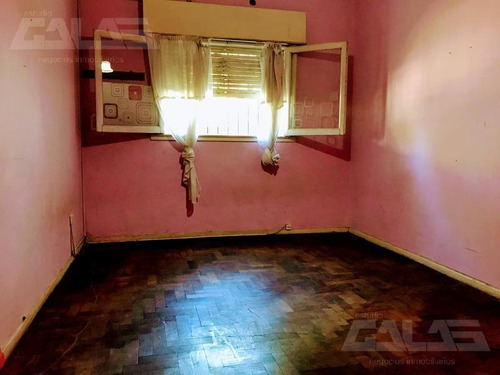 Imagen 2 de 8 de Casa De 3 Ambientes Tipo Ph En Planta Baja Con Cochera Para 3 Autos