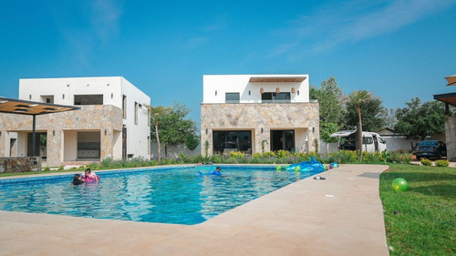 Casa En Venta En Los Lirios En Montemorelos