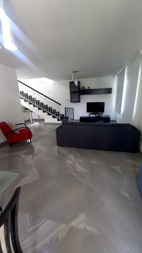 Alquilo Preciosa Casa En Urb Horizonte. Mun Sucre 280 M2