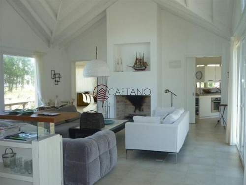 Excelente Propiedad En Barrio Privado De Gran Categoría -ref:211