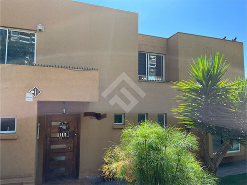 Casa En Venta De 6 Dorm. En La Florida