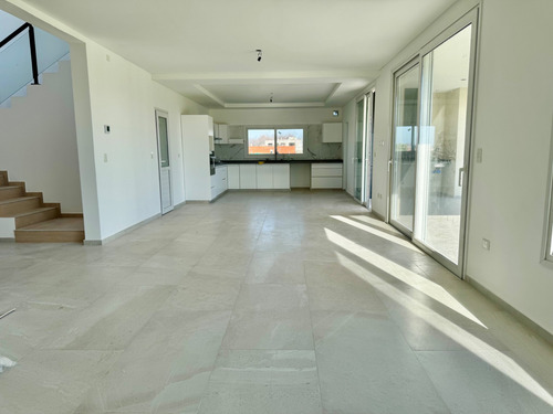 Venta De Casa A Estrenar En Barrio Cerrado Village Joven