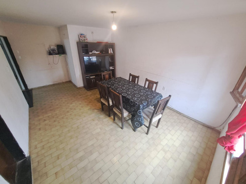 Casa En Venta. Barrio Rosedal. Con Patio.