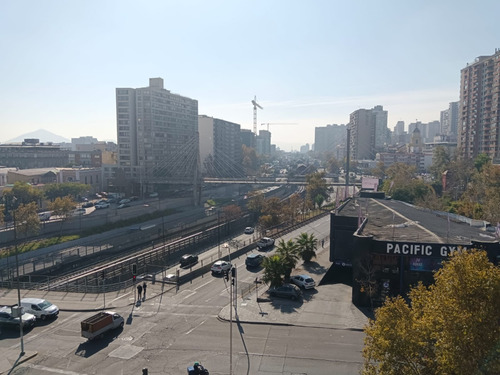 Excelente Estado. A Dos Cuadras De Metro S. Ana. En Remate!!