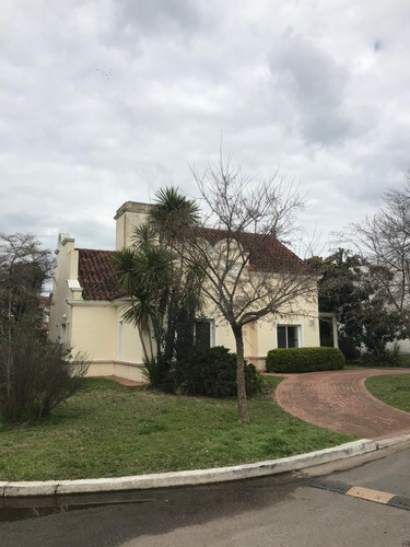 (178) Casa Estilo Colonial En Barrio Cerrado