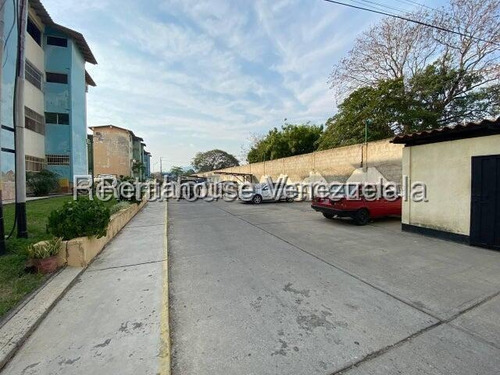 Naudy Escalona & Maribel Morillo Asesores Inmobiliarios De Rentahouse Venden Cómodo Apartamento En Zona Este De Barquisimeto