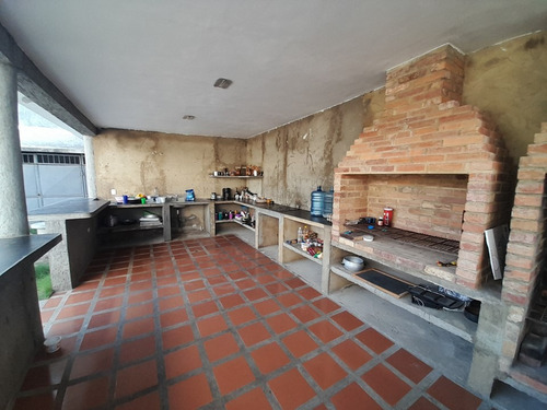 En Venta Amplia Casa Vacacional Ideal Para Posada En Chichiriviche.