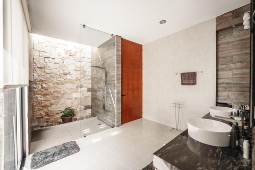 Casa En Venta En Privada Hacienda Cholul Con Amplio Terreno Y Paneles Solares