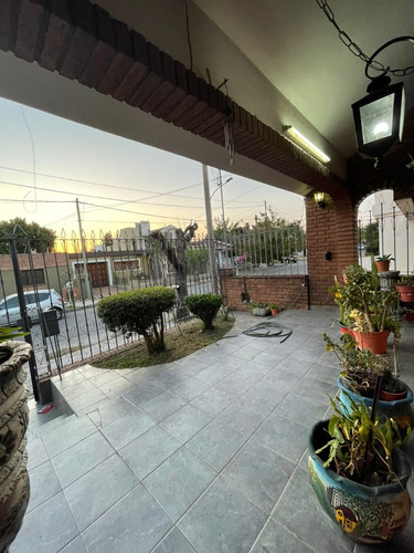 Oportunidad!!! Casa 4 Dorm, Cochera P/3 Vehiculos, C/pileta B° Ayacucho