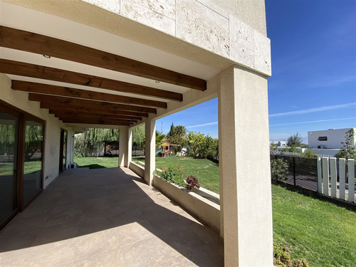 Casa En Venta De 4 Dorm. En Colina