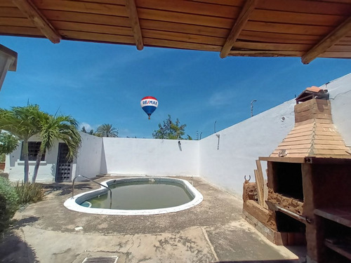 Casa En Urbanización Vistamar, Agua De Vaca, Con Vista Montañosa, Zona Amplia, Y Con Zona Residencial