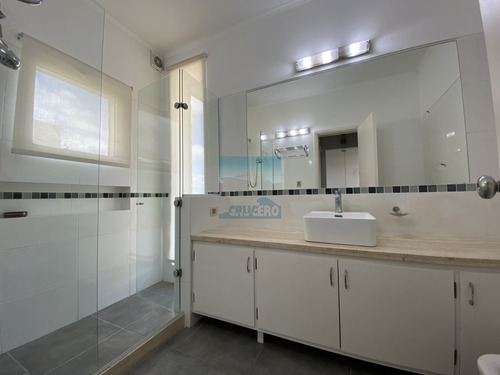 Exclusiva Casa Sobre La Playa De Solanas. Excelentes Vistas, Piscina Y Parrillero Con Vista Al Mar. - Ref: 5678