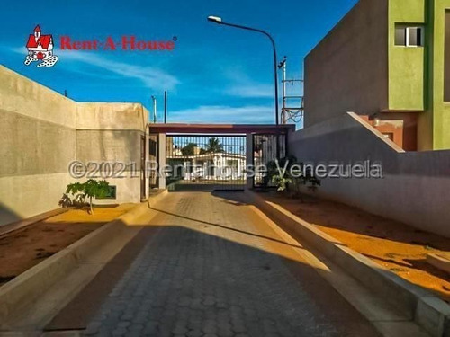 Imagen 1 de 7 de Bello Y Comodo Townhouse En Venta En Puerta Maraven, Punto Fijo. Cod Flex 22-2097