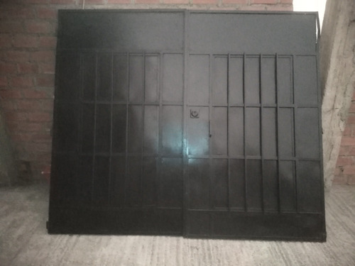 Venta De Portón De Fierro De Dos Puertas Con Dos Ventanas.
