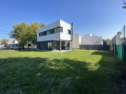 Casa En Venta - 2 Dormitorios 2 Baños - Cochera - 280mts2 - Manuel B. Gonnet