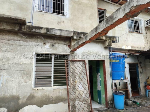 Venta Amplia Casa De 2 Niveles En El Oeste De Barquisimeto, Dispone De Estratégico Local Comercial, Cod 2 - 4 - 24324 Mehilyn Perez