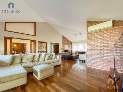 Imagen 1 de 27 de Casa De Categoría En Venta, Villa Cabrera, 4 Dormitorios