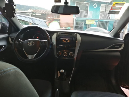 Imagen 7 de 11 de Toyota Yaris E 2018 Hatchback