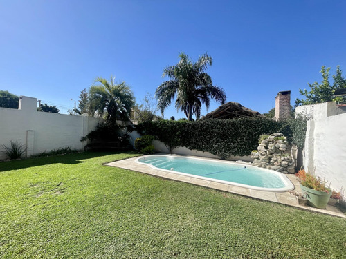 Vendo Casa 4 Dormitorios Mas Escritorio. Cochera Para 2 Autos