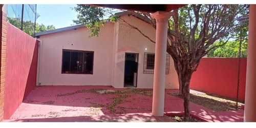 Vendo Casa En Pleno Centro De Encarnación: 6 Habitaciones Y 3 Baños.
