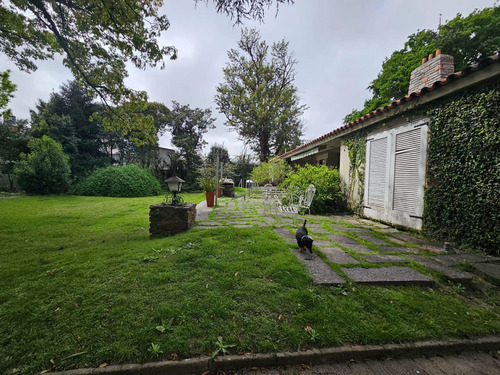 Venta Importante Terreno De 4488 M² Con Dos Casas Sobre Bulevar Artigas-jacinto Vera