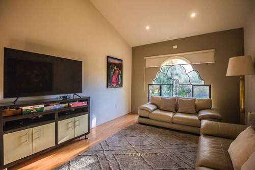 Casa En Venta En Valle Real Frente A Parque