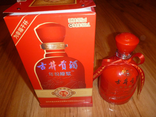 Botella Roja Vacia De Licor Chino Decoracion Bar