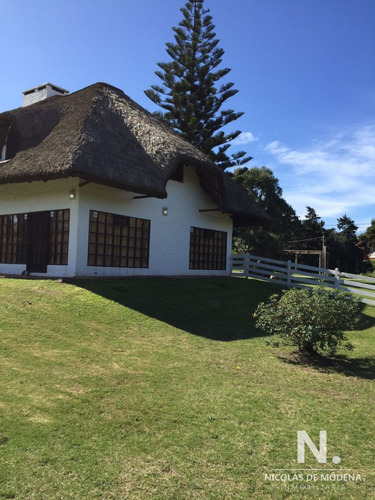 Casa En Venta En Playa Mansa Pinares Seis Dormitorios, Piscina Y Barbacoa En Pinares