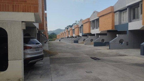 Se Vende Townhouse En Res. Santa Cruz San Diego, Formato Obra Gris