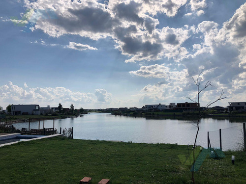 Venta De Casa San Sebastian Con Pileta A La Laguna