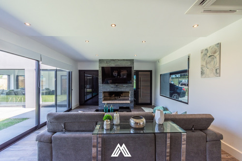 Imagen 2 de 14 de Casa En Venta De 4 Dormitorios, Piscina Y Barbacoa