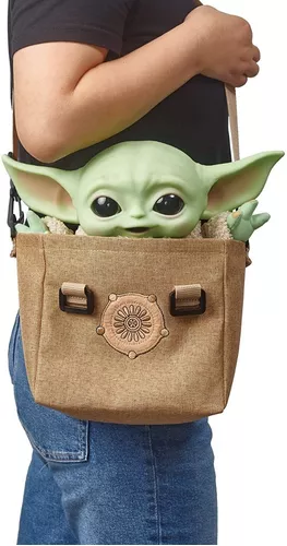 Protege a tu pequeño Baby Yoda con este bolso que incluye un