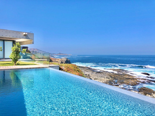 Maravillosa Y Fina Casa En Primera Línea En Venta
