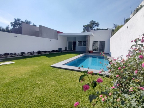 Casa Minimalista En Un Solo Nivel En Venta, En Brisas De Cuernavaca