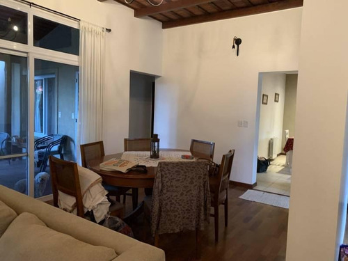 Muy Linda Casa En Lote Interno En Santa Catalina