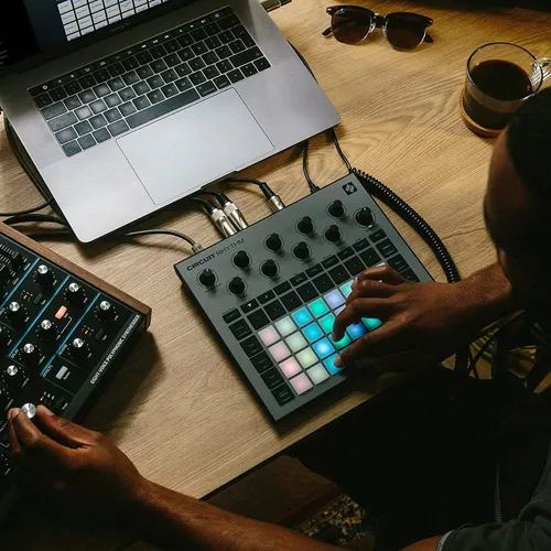 Módulo Sintetizador Novation Circuit Rhythm