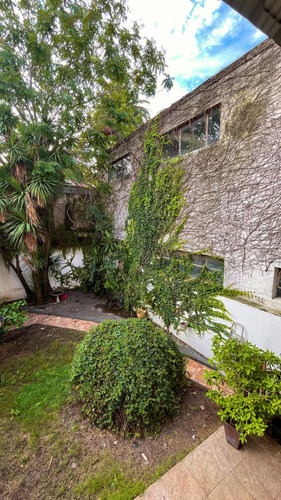 Venta Casa De 2/3 Dormitorios Con 3 Garajes En Bella Vista