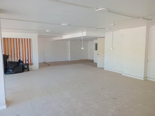 Excelente Local Comercial Vicuña Mackenna 660