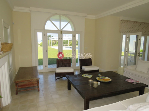 Hermosa Casa A La Venta ,amplia,comoda,cerca De Todo.- Ref: 6742