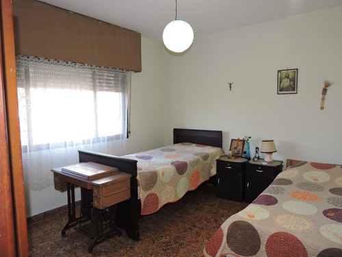Imagen 8 de 12 de Vendo Casa De Dos Dormitorios En Calle Blanes Viale