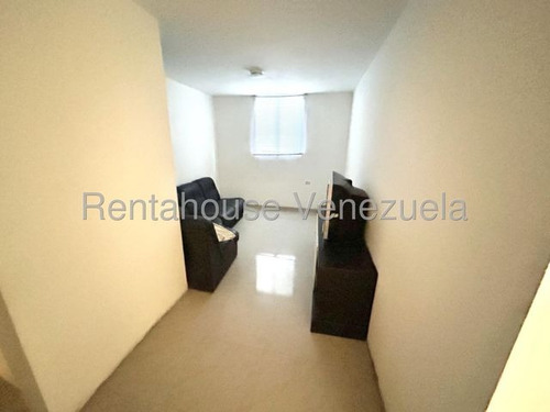 Ana Karina Molleja Vende Hermoso Apartamento En Club Hipico Las Trinitarias Barquisimeto, Lara /akm