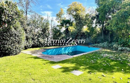 Casa En Venta De 7 Dormitorios, 6 Baños . En Las Condes Alto