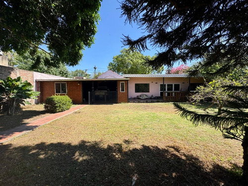 Casa En Venta De 5 Ambientes Con Piscina En Berazategui. Financia O Permuta