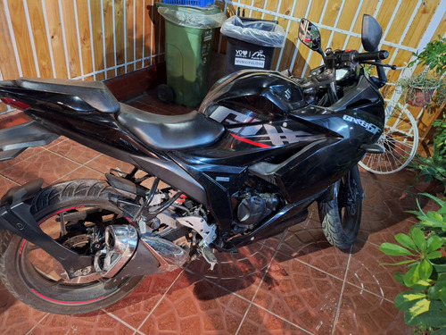 Suzuki Gixxer, Color Negro, Detalles Esteticos Minimos