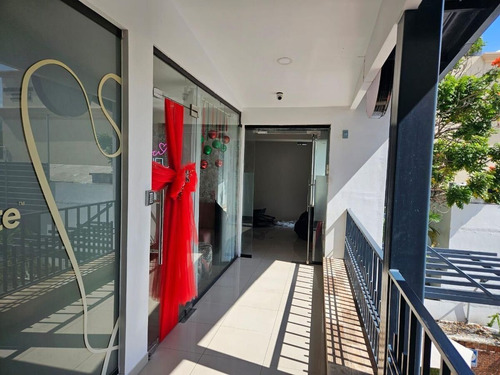 Local En Alquiler En Plaza Comercial Ubicada En Piantini, Santo Domingo, 53m2