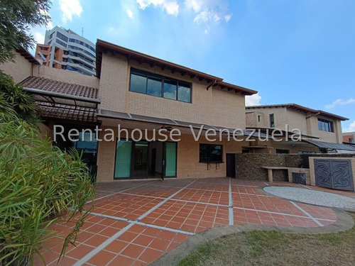 Townhouse En Venta Inm En La Zona Más Prestigiosa De Valencia, Conjunto Cerrado De Tan Solo 10 Casas. Distribuidos En 3 Niveles, Esta Propiedad Es El Equilibrio Perfecto Entre Lujo. Valencia 25-7886