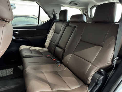 Toyota Hilux SW4 2.7 SR 7 LUGARES 4X2 16V