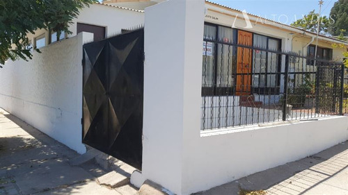 Casa En Venta De 3 Dormitorios, Barrio Tranquilo, La Serena